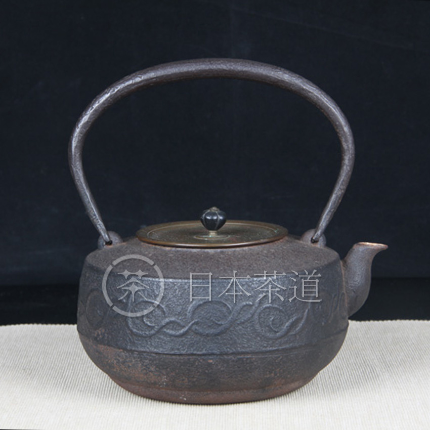 日本铁壶 日本名堂口保寿堂唐草纹铜盖老铁壶铁瓶 壶形漂亮，有年份，紫斑铜盖，盖内手刻纪念款，户内干净，养一养即可使用