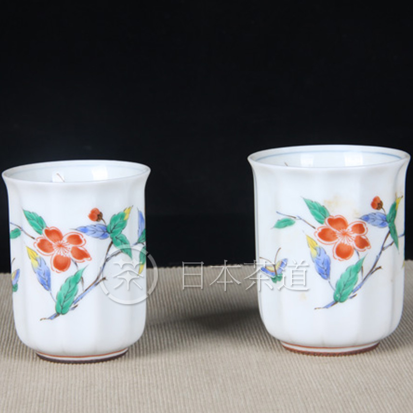 日本茶杯组 五彩花卉夫妻杯对杯组 美凡作 五彩绘制花卉蝴蝶，画工细腻，杯型多边形直筒杯，釉水肥润，器型有特色，带原装供箱