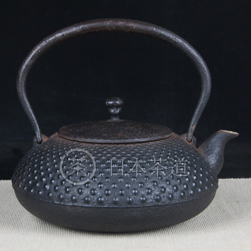 日本铁壶 日本南部宝生堂细霰纹老铁壶 铁质一流，内部水垢基本完好，长期使用，葫芦摘