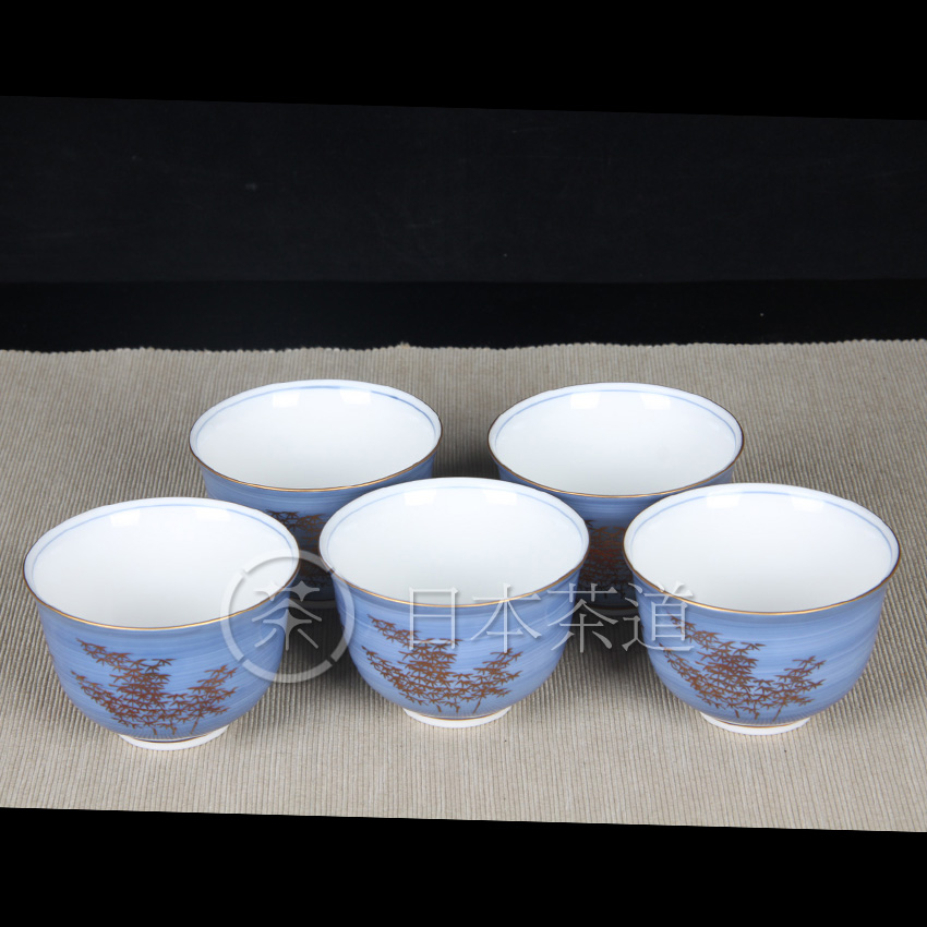 日本茶杯组 日本橘吉作蓝釉竹叶纹品茶杯五客 蓝釉为底，绘制竹叶纹，描金工艺，釉水肥润，带原装供箱