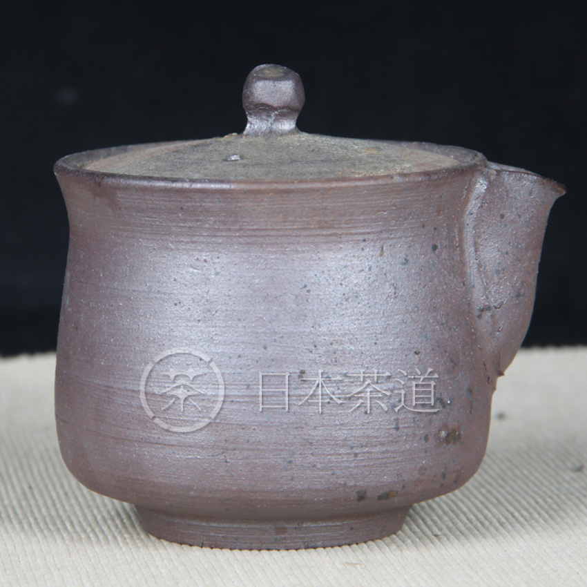 日本备前烧 备前烧宝瓶急须 身子比较干净，烧制温度高，发紫色，泛银光，只有盖子上有落灰，器形优美，线条流畅