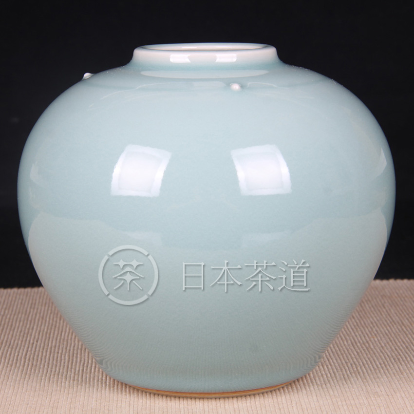 日本花瓶 日本青瓷圆口花瓶花器 日本青瓷工艺，庄字底款，湖水蓝发色，器型古朴大气，釉水肥润，烧制温度高