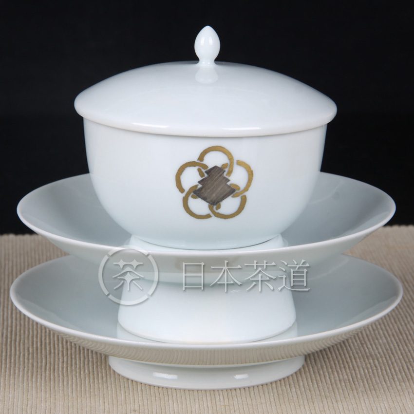 日本品茶杯 日本图案纹献茶器 日本高端供奉用品茶杯，双托盘设计，有盖品茶杯，白釉工艺，釉水极为肥润，图案纹，描金工艺
