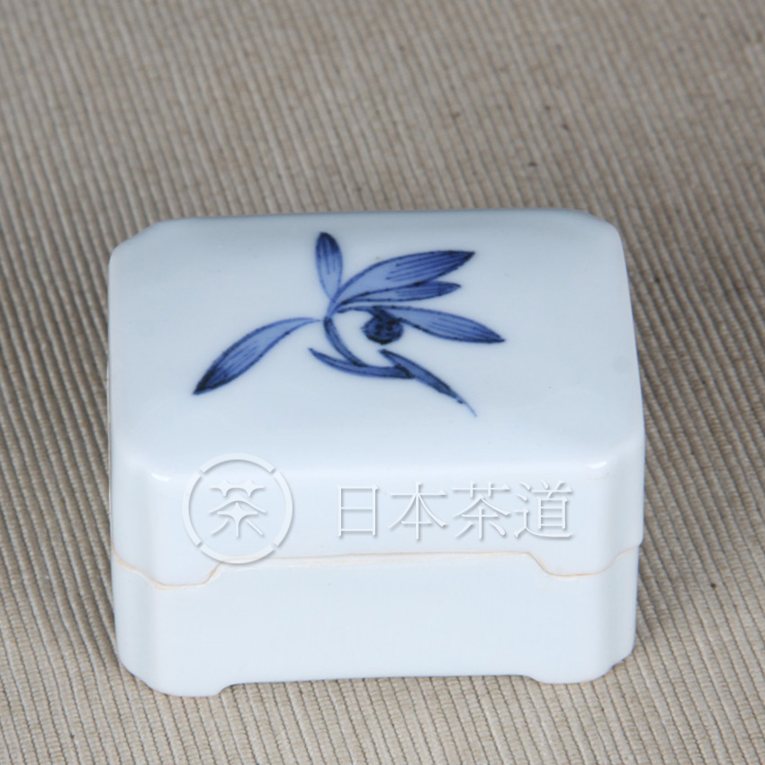 日本茶器 日本青花兰花纹四方形香盒 绘制兰花纹，明代风格，釉水非常肥润，平安春峰款