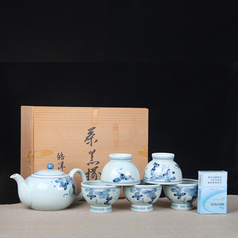 日本陶瓷茶道组 日本茶壶品茶杯六件套 日本青花绘制葡萄纹，蛋清釉，釉水非常肥润，明代画风绘制葡萄纹，青花发色沉稳