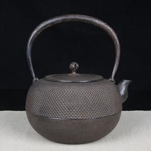 日本铁壶日本十三代铃木盛久细霰纹老铁壶铃木盛久经典器形，器形饱满 