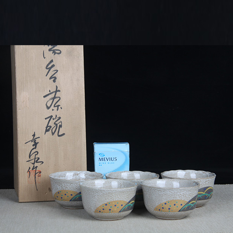 日本茶杯组 日本布纹底图案纹品茶杯五客 日本灰釉布纹底，釉水肥润，绘制图案纹，描金工艺