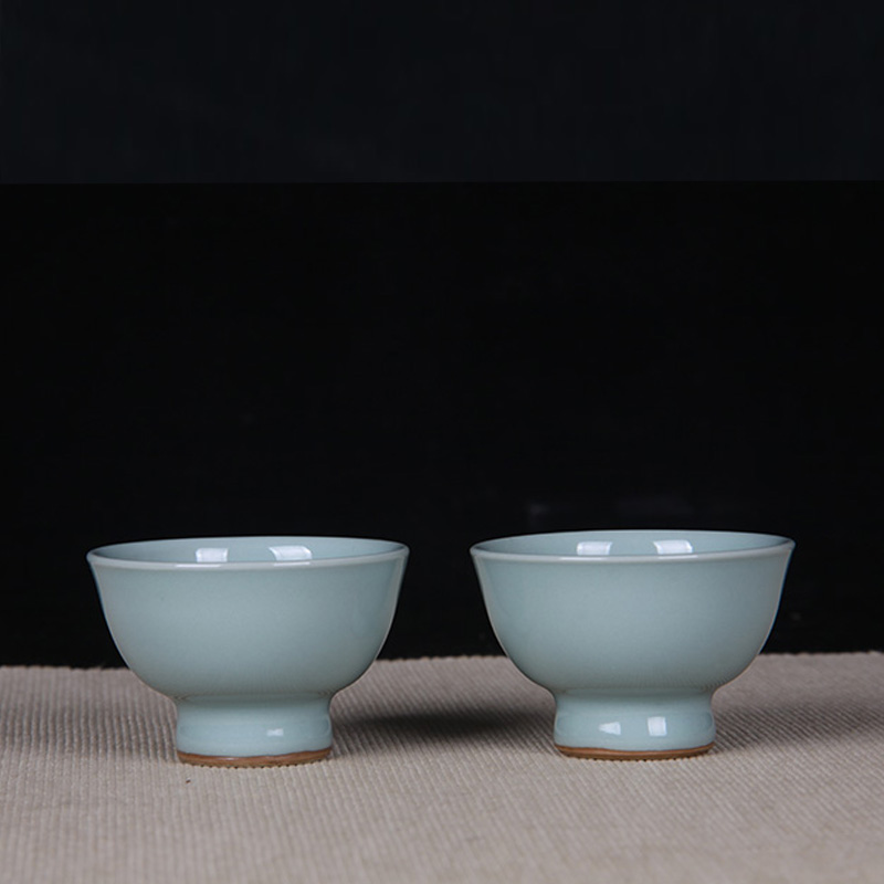 日本茶杯组 日本青瓷名家苏山作青瓷高足碗杯一对 经典器形，青瓷烧制极为肥润，釉水肥厚，内刻士魂款