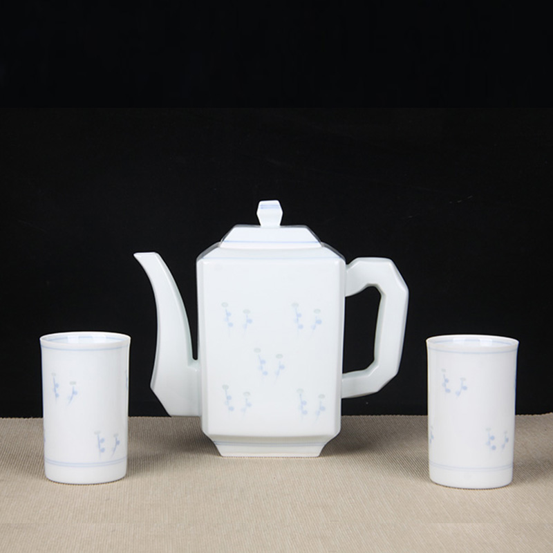 日本陶瓷茶道组 日本青花玲珑瓷花卉纹一壶两杯三件套 玲珑瓷工艺，绘制花卉纹，釉水肥润，四方壶，圆筒杯，顺山作，带原装供箱。