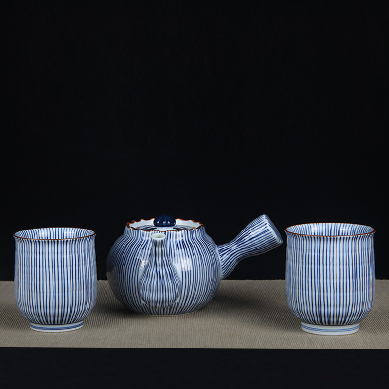 日本陶瓷茶道组 日本侧把壶夫妻杯三件套 日本经典茶具三件套，侧把壶配夫妻杯，辐射纹，发色靓丽，釉水肥润