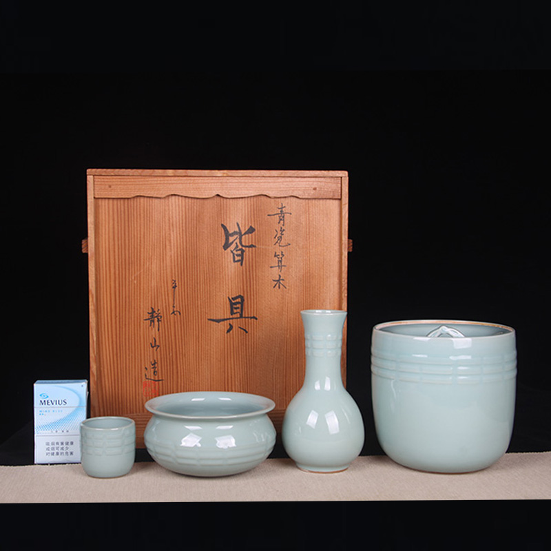 日本陶瓷 日本青瓷八卦纹皆具一套 日本皆具包括：水指、花器、建水、盖置。日本青瓷工艺
