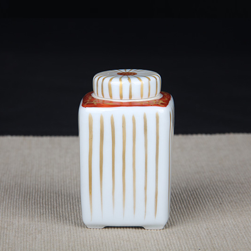 日本茶叶罐 日本白釉本金线条纹四方型茶入 平安弘峰作，四方型茶入，器形少见，工艺复杂，本金绘制线条纹