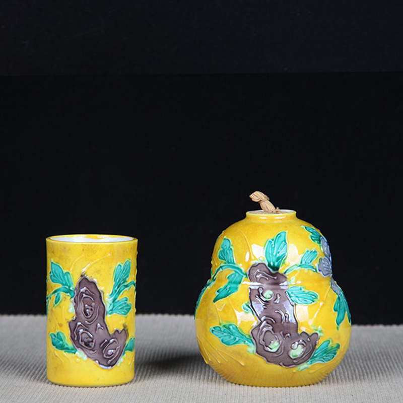 日本陶瓷 日本黄釉雕刻花卉山水纹茶入盖置两客 日本黄釉工艺，釉水肥润，雕刻山石花卉纹