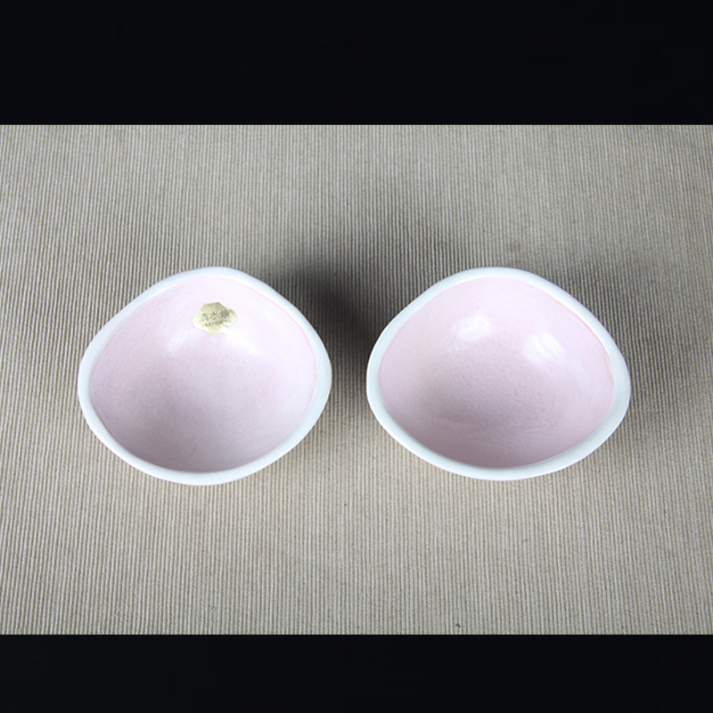 日本茶杯组 日本清水烧贝壳型小杯两客 日本清水烧工艺，内粉红釉色，外白釉，釉水极为肥润，制作贝壳型品茶杯