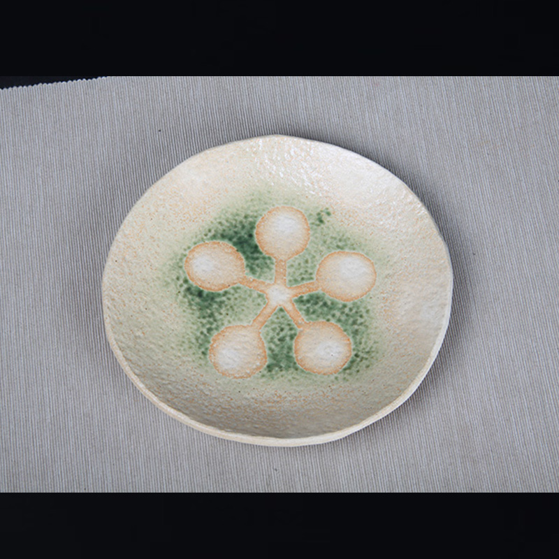 日本陶瓷 日本黄釉绿斑花纹圆盘 日本黄釉工艺，绿釉斑烧制花朵图案，釉水肥润，古拙味十足，做一干泡台十分合适