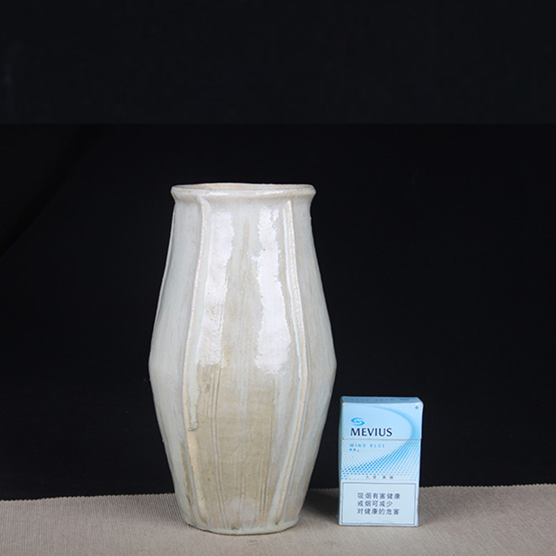 日本花器 日本灰釉橄榄形大花瓶花器花入 日本灰釉工艺，釉水肥润，古拙味十足，由于釉水肥厚