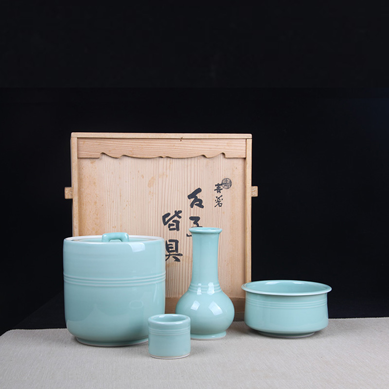 日本陶瓷茶道组 日本青瓷茶道组四件套 日本青瓷工艺，湖水蓝发色，釉水极为肥润，螺旋纹装饰，水指、花入、建水、盖置四件套