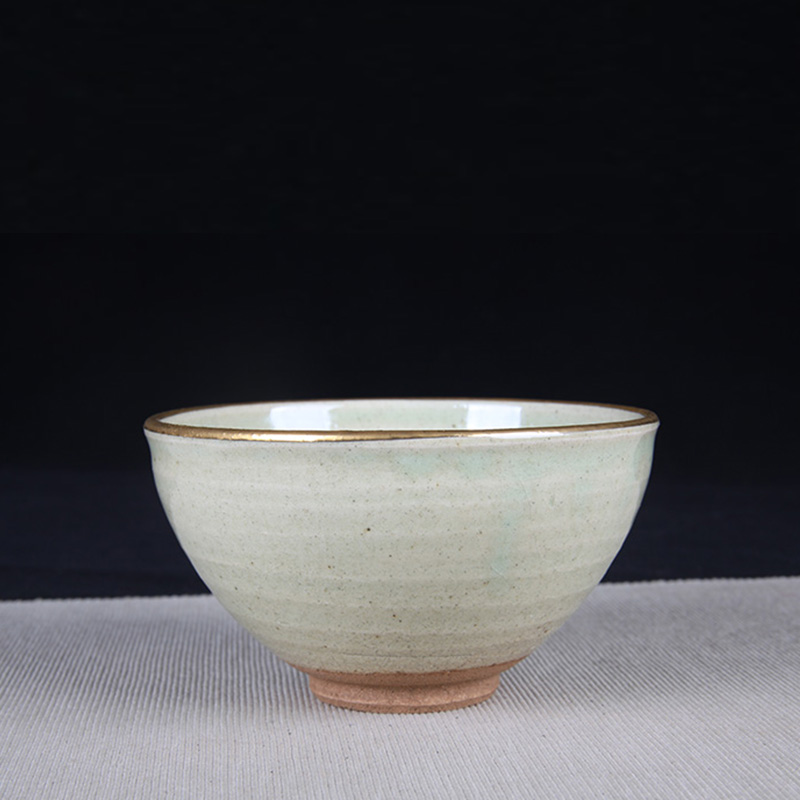 日本抹茶碗 日本草灰釉抹茶碗 螺旋纹，碗口涂金，釉水极为肥润，细腻开片