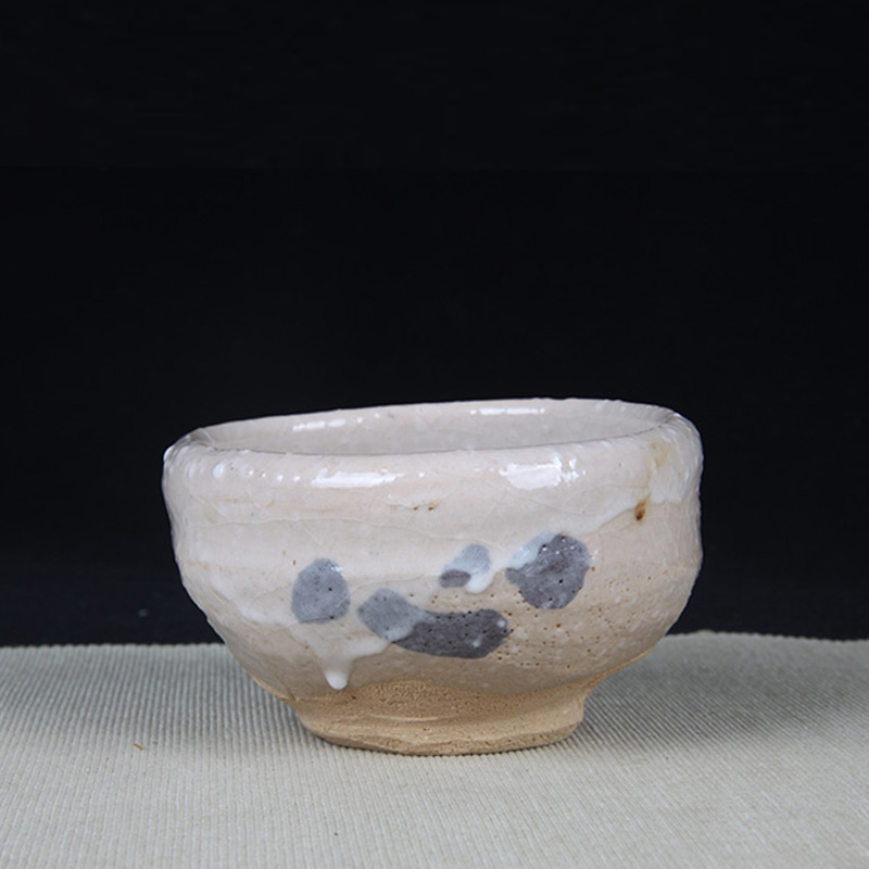日本抹茶碗 日本灰釉花卉纹抹茶碗 釉水肥润，花卉纹，细腻开片