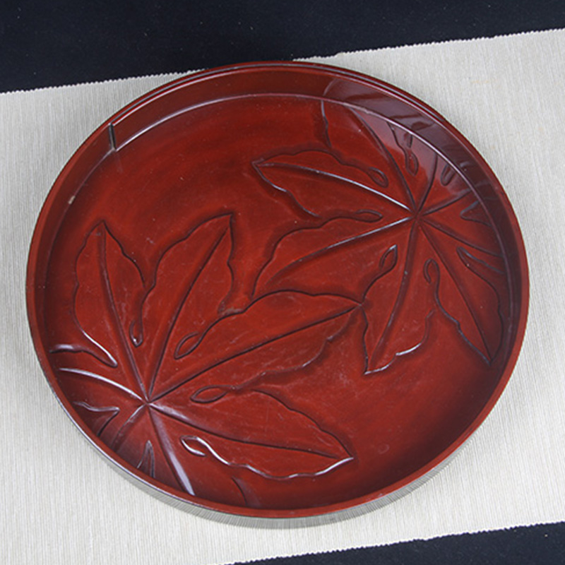 日本漆器 日本枫叶纹漆器盘 日本轮岛涂木胎漆器盘，雕刻枫叶纹，内朱红大漆，底为黑漆，尺寸较大，有掉漆