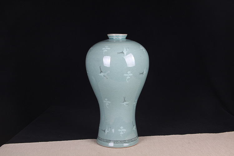日本花器日本青瓷鹤纹玉壶春瓶日本青瓷工艺，釉水肥润，开片细腻，烧制
