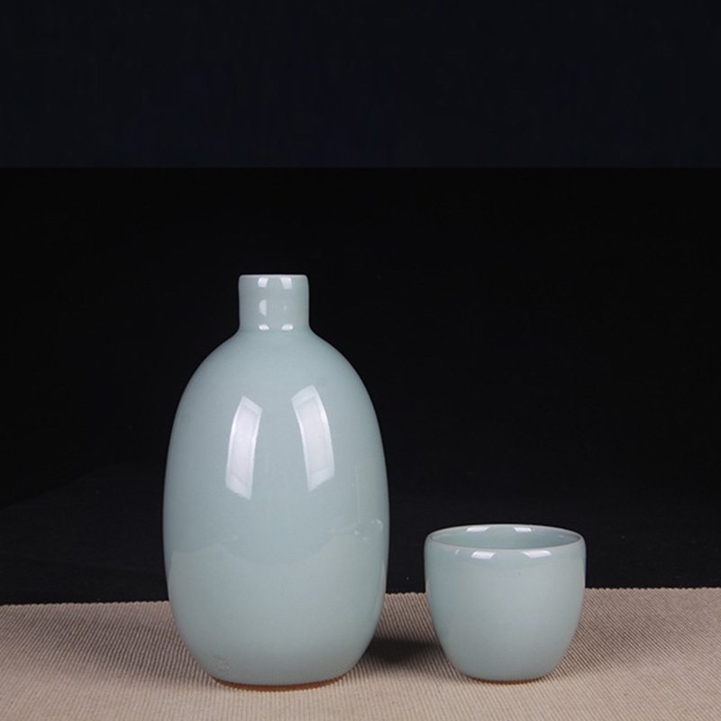 日本陶瓷 日本青瓷一壶一杯两件套 日本青瓷名家苏山作，釉水极为肥润，湖水蓝发色，壶做小花插十分合适，杯子做品茶杯