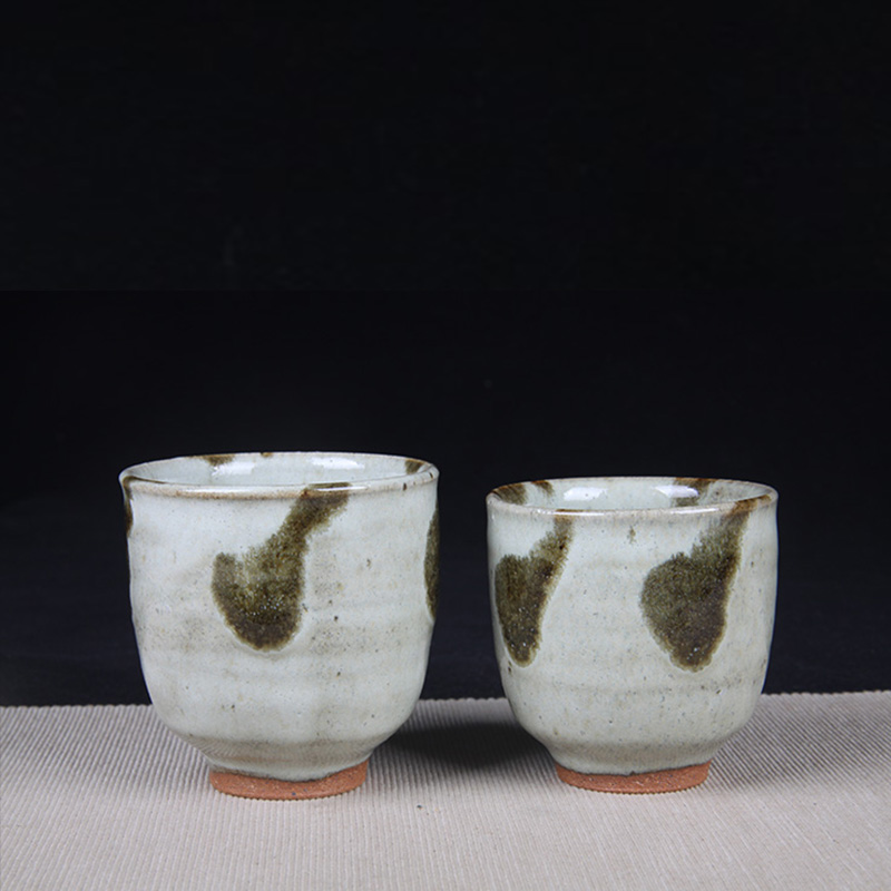 日本茶杯组 日本灰釉绿斑夫妻杯对杯组 日本灰釉工艺，釉水极为肥润，难得烧制绿斑，带供箱
