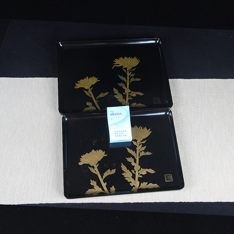 日本漆器 日本轮岛涂木胎漆器菊花纹四方盘一对 四方盘一大一小，黑漆绘制菊花纹，有磨痕，性价比高