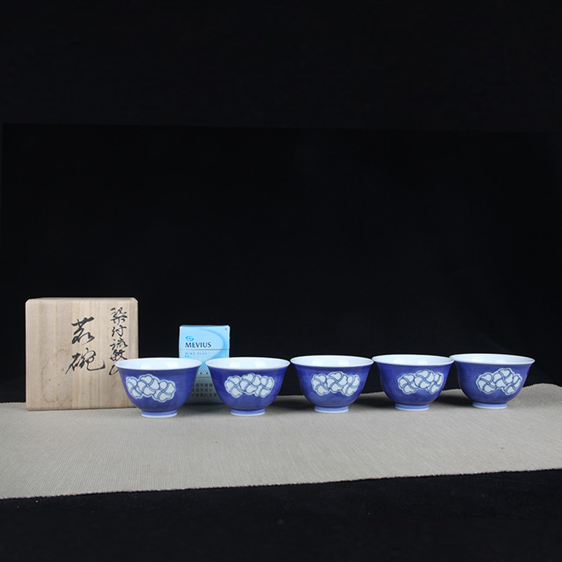 日本茶杯组 日本青花蓝底花卉纹品茶杯五客 日本青花工艺，发色靓丽，釉水肥润，带原装供箱