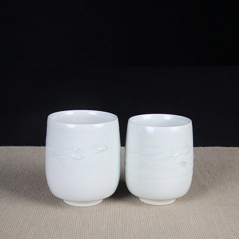 日本茶杯组 日本白瓷草花纹夫妻杯对杯组 日本白瓷工艺，釉水极为肥润，难得雕刻花草纹，工艺精细