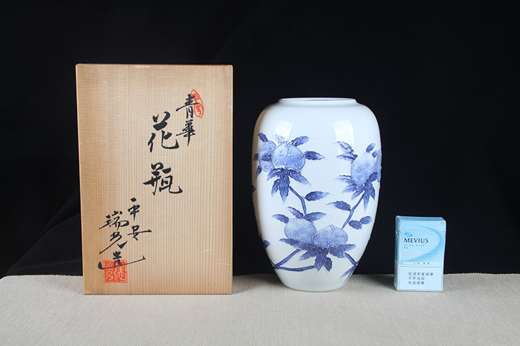 日本花器日本青花雕刻寿桃纹橄榄瓶日本平安瑞光作花瓶花器花入，雕刻 