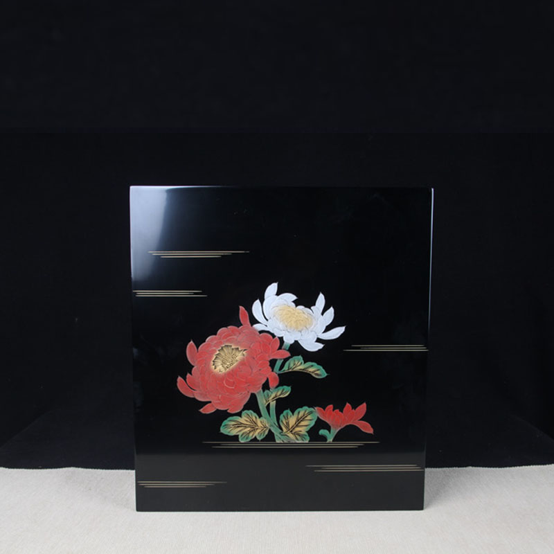 日本漆器 日本轮岛涂漆器菊花纹长方形漆器盒 日本轮岛涂漆器工艺，整体黑漆，长方形漆器盒，正面绘制漆器菊花纹