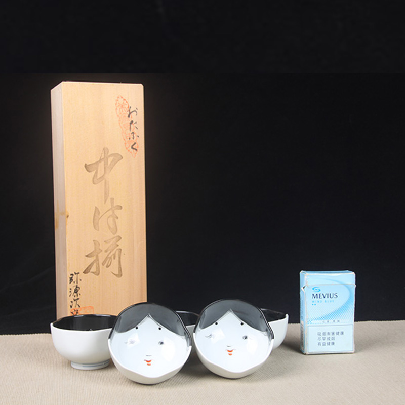 日本茶杯组 日本弥源次窑作内彩笑脸茶杯组五客 日本名家出品，内彩绘制笑脸图，带作者刻款，带原装供箱