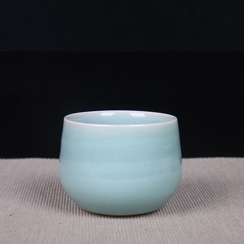 日本品茶杯 日本青瓷品茶杯 日本青瓷工艺，烧制品茶杯，釉水极为肥润，湖水蓝发色，大小适合中国茶道