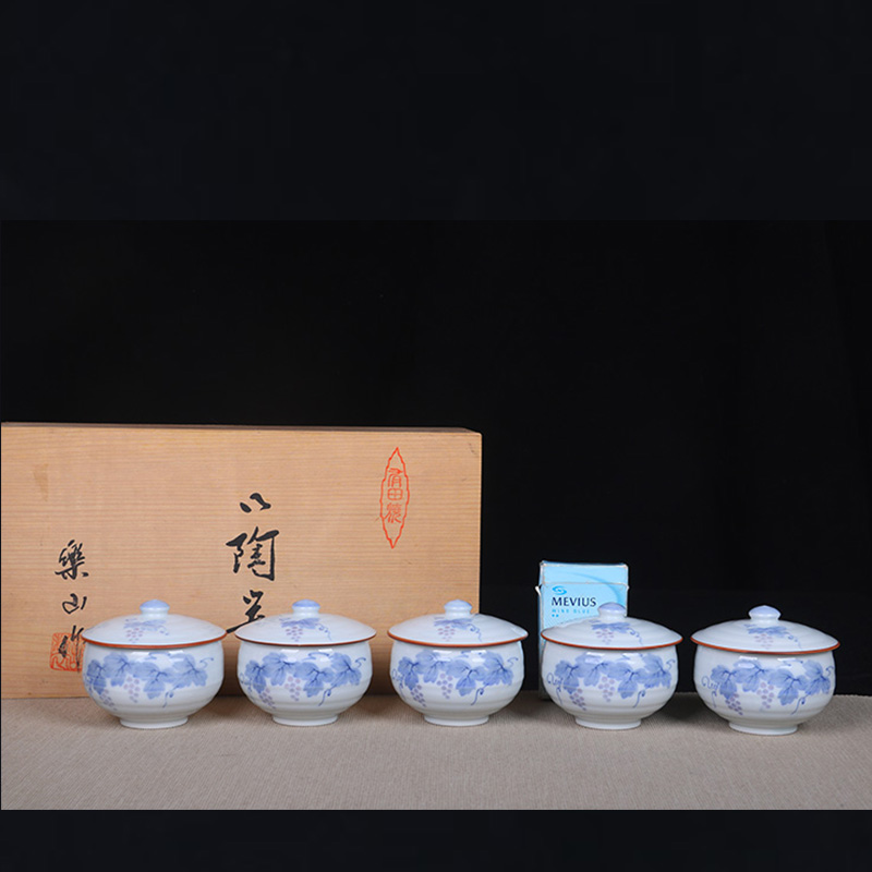 日本茶杯组 日本青花葡萄纹有盖水杯五客 日本青花绘制葡萄纹，画工精细，釉水肥润，乐山款，带原装供箱