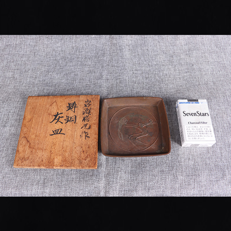日本茶器 日本铸铜四方形梅花纹灰皿 岩濑勝也作，工艺精细，老味十足，作个小壶承也十分合适，带原装供箱