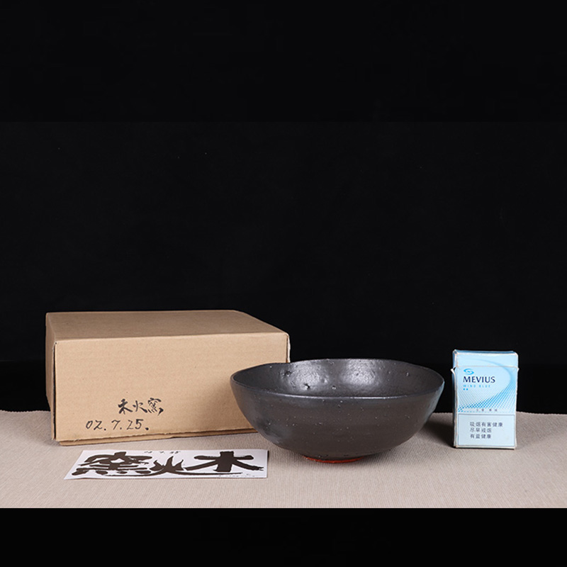 日本陶瓷 日本木火窑褐釉砵型大碗 日本木火窑出品，褐釉工艺，高温烧制，金属质感十分强烈，出蟹籽纹