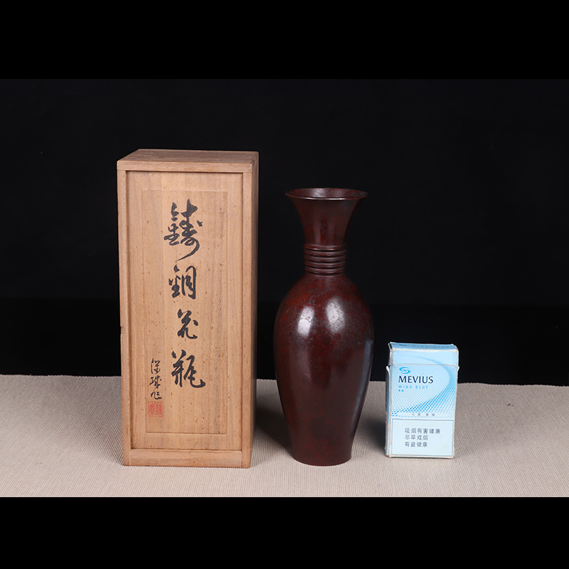 日本花器 日本斑紫铜橄榄形长颈瓶 日本斑紫铜工艺，年份久，包浆极为漂亮，带原装供箱，保字底款。