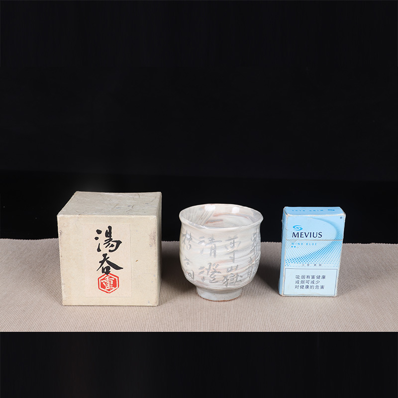 日本品茶杯 日本灰釉雕刻山水诗文高杯 日本灰釉工艺，雕刻山水汉诗纹，釉水肥润，工艺精细，细腻开片。