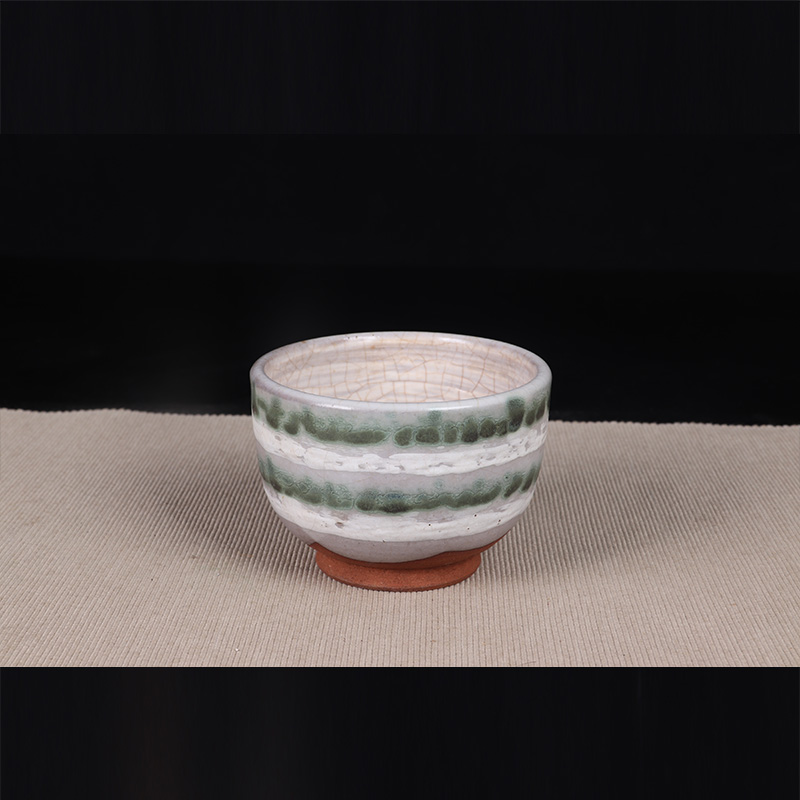 日本品茶杯 日本绿斑纹内开片白釉品茶杯 日本白釉工艺，带作者刻款。