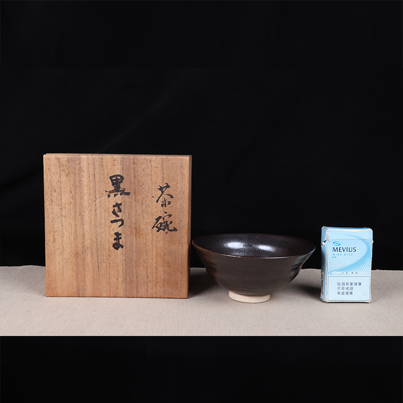 日本抹茶碗 日本黑釉斗笠型抹茶碗 日本黑釉工艺，烧制极为肥润，烧制温度高，出金属质感，斗笠器型，带作者款识，带原装供箱