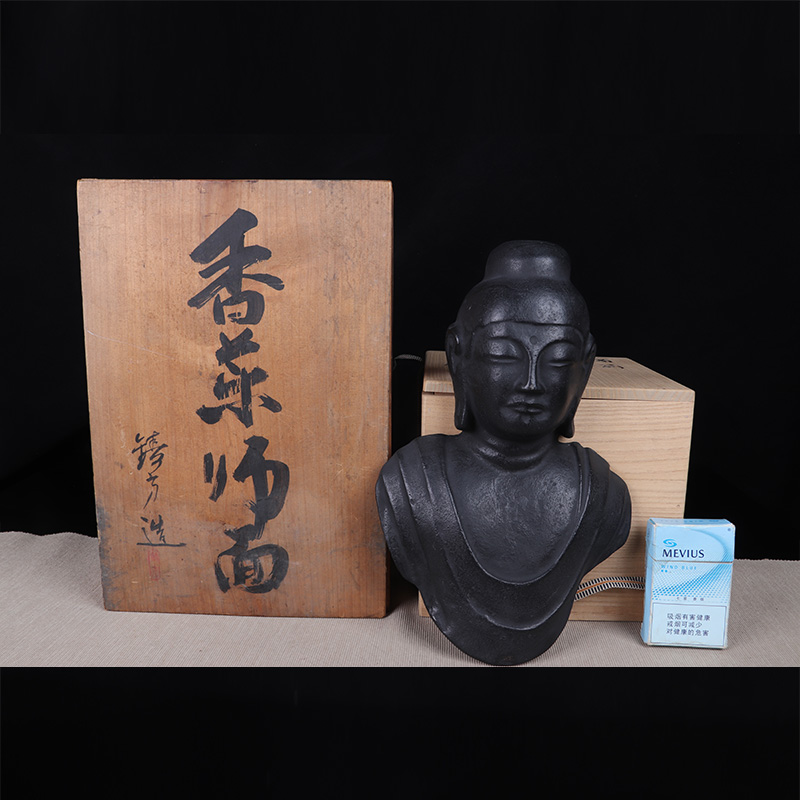 日本佛像 日本铸铁大日如来挂像 日本铸铁工艺，铸造如来佛造像，铸造神态好，挂佛像，名家作品，带原装供箱