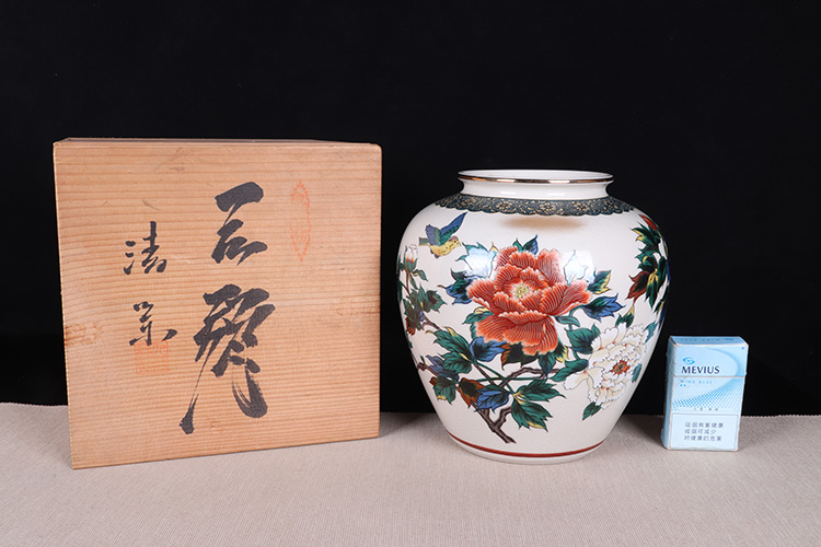 日本花器日本九谷烧牡丹花卉纹喜鹊鸟大肚大花瓶日本九谷烧工艺，绘制 