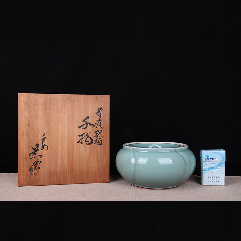 日本陶瓷 日本平安景云作青瓷水指 日本青瓷工艺，湖水蓝发色，釉水极为肥润，花瓣扭花纹，做茶叶罐十分合适，带原装供箱