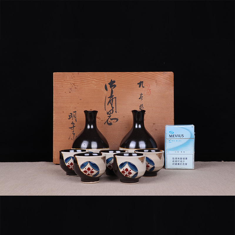 日本陶瓷茶道组 日本九谷烧皮球花酒具七件套 日本古九谷烧工艺，绘制皮球花，老味十足，古朴大气，两酒壶，做小花插也十分合适，五只酒杯，做品茶杯合适，性价比高