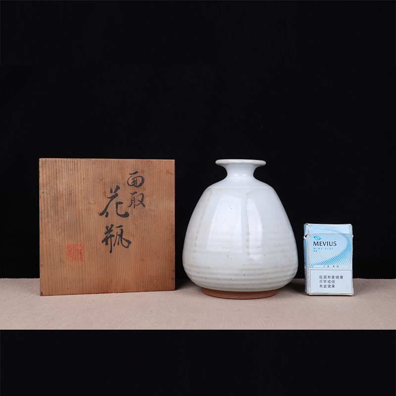 日本花器 日本白釉大肚螺旋纹花瓶 日本陶瓷花入，器型大气，釉面肥润，带作者款识，带原装供箱