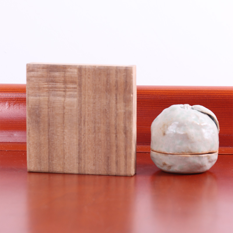 日本陶瓷 日本手捏柿子型香盒 日本灰釉工艺，釉水肥润，手捏柿子型香盒，古朴，带原装供箱