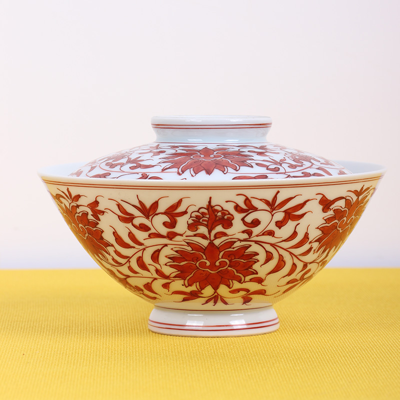 日本陶瓷 日本矾红缠枝莲盖碗 日本矾红工艺，绘制缠枝莲纹，画工精细，釉水肥润，器型大气，带作者款识