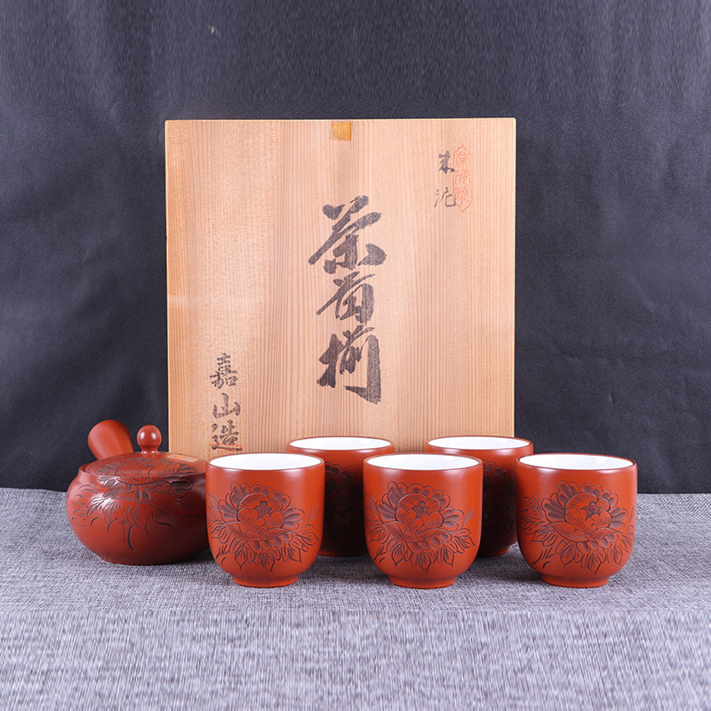 日本茶道组 日本常滑烧刀刻牡丹花卉纹横手急须侧把壶品茶杯六件套 日本常滑烧工艺，嘉山造，刻绘精美，杯子内挂白釉，壶口由于运输造成磕碰，不影响美观与使用