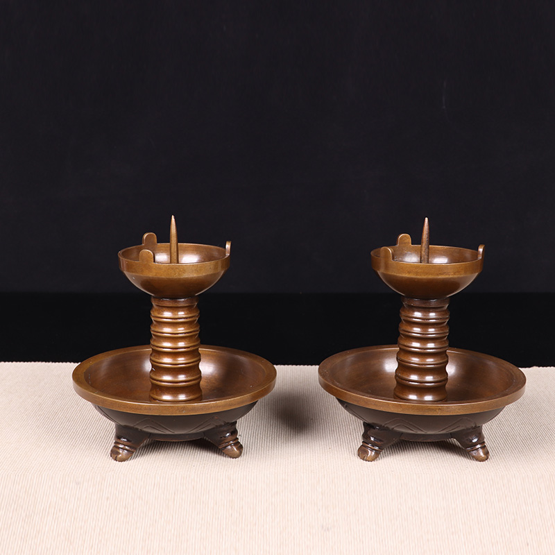日本茶器 日本唐铜烛台一对 日本精工制作烛台，器型漂亮，工艺精细，年份久，包浆漂亮，名家之作，难得带独立贡箱